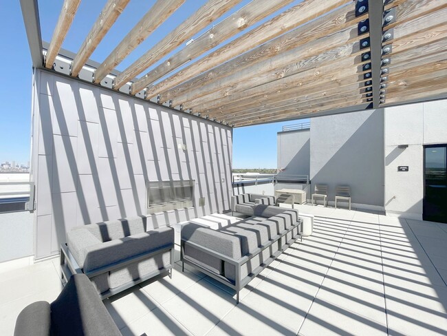 Building Photo - Improved Price!!!! Bustling Location! Mode...