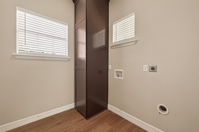 Building Photo - 7927 Brays St