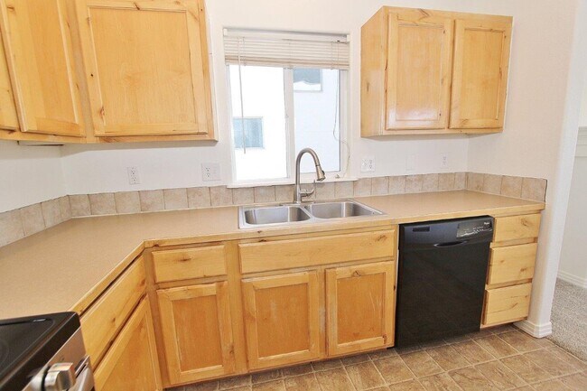 Building Photo - Quaint Cottage-Style Home in SE Boise