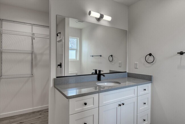 Building Photo - E. 7th Duplex