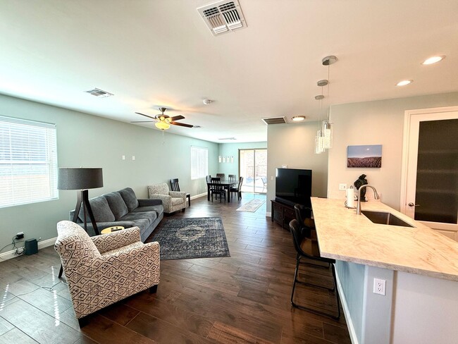 Building Photo - Beautiful Furnished 2 Bedroom Home in the ...