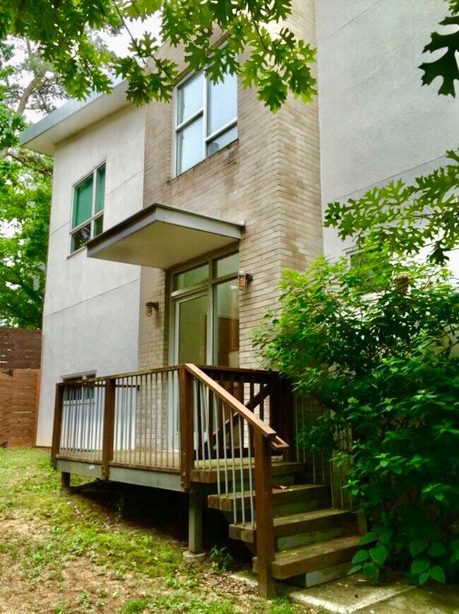 Building Photo - 2466 Lake Dr SE