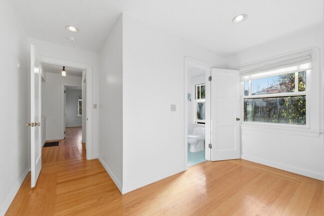 Building Photo - Spacious 2 Bed, 2 Bath Home