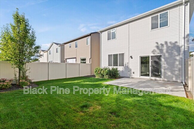 Building Photo - 3098 N Lochness Ave