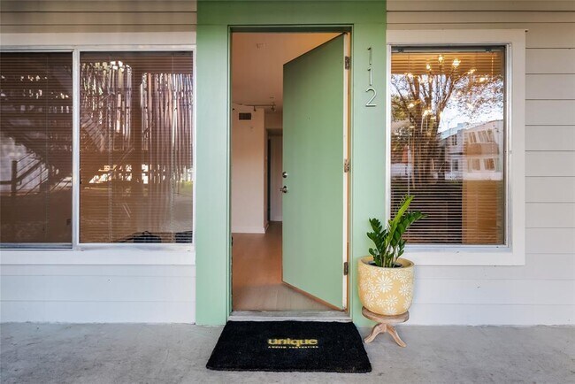 Building Photo - 2200 Dickson Dr