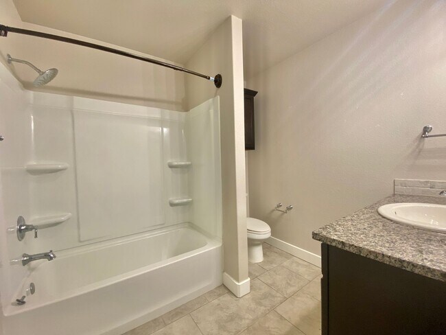 Building Photo - Newer 3 bed 2 bath near Frenship Upland He...