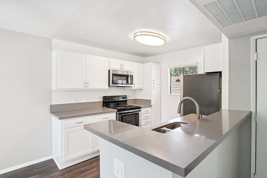 Building Photo - Creekside Alta Loma