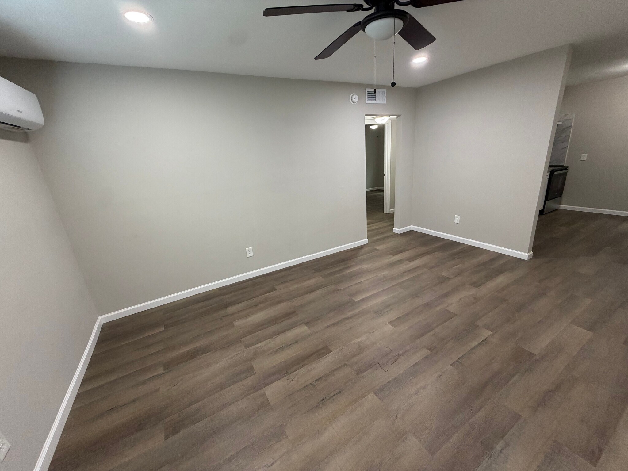 Building Photo - Room in Apartment on Gresham Park Dr