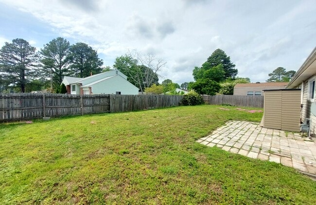 Building Photo - BEAUTIFUL 3 BD/ 1 BTH CORNER LOT WITH W/D ...