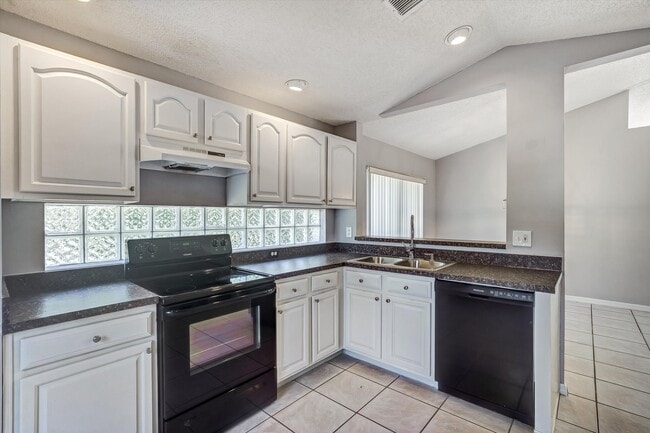 Building Photo - 1033 Lake Davenport Blvd