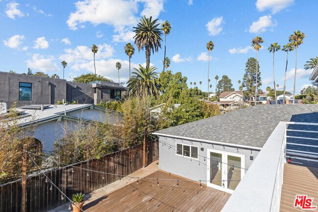 Building Photo - 3647 Grand View Blvd