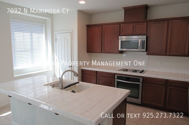 Building Photo - 7092 N Mariposa Ct