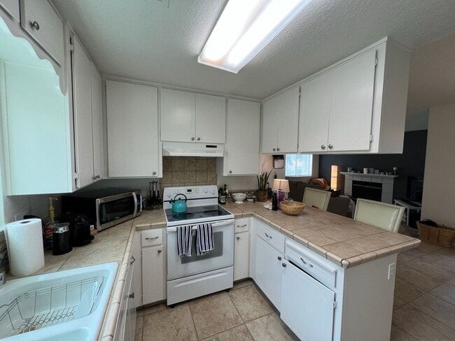 Building Photo - Two bedroom patio home located in NW Modesto!