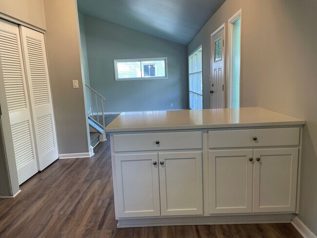 Building Photo - Rochester 3-Bedroom, 1.5 Baths, Entertainm...