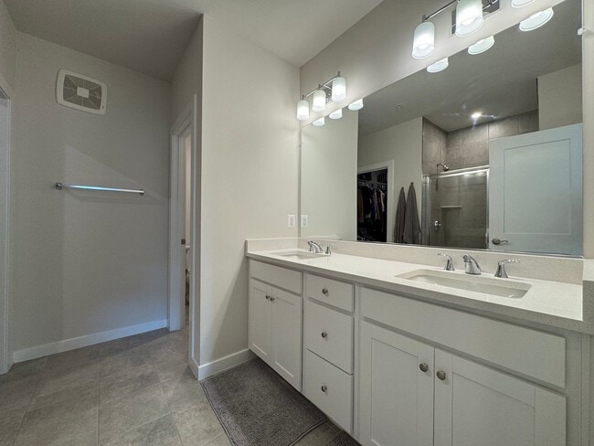 Building Photo - Stunning 2 Bed 2 Bath Interior Townhome In...