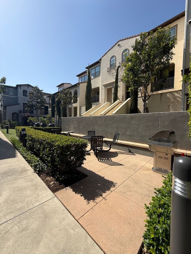 Building Photo - 2 Bedroom, 2.5 Bath Tri-level townhouse in Signal Hill