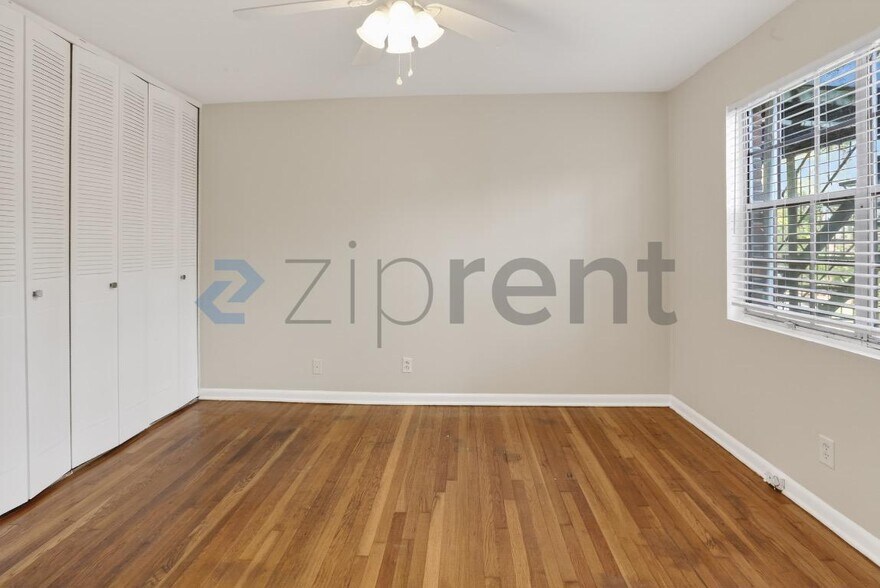 Building Photo - Unit B