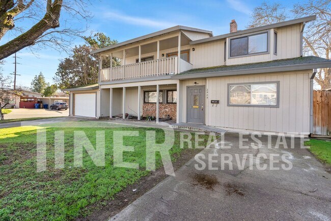 Building Photo - STUNNING UPDATED HOME 5 BEDROOM HOME ON CO...