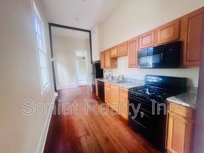 Building Photo - 2501 Burgundy St