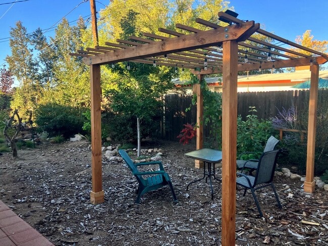 Building Photo - Stylish 3BR/2BA Single-Level Home — Lease Takeover