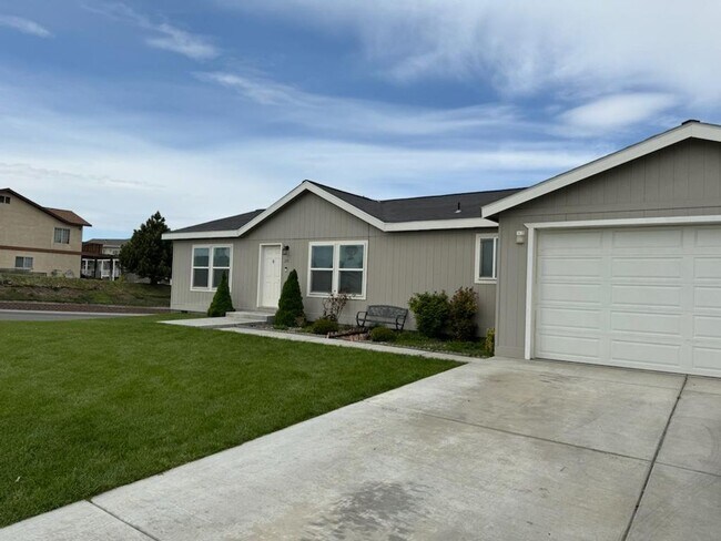 Building Photo - A gem of a home in Boardman