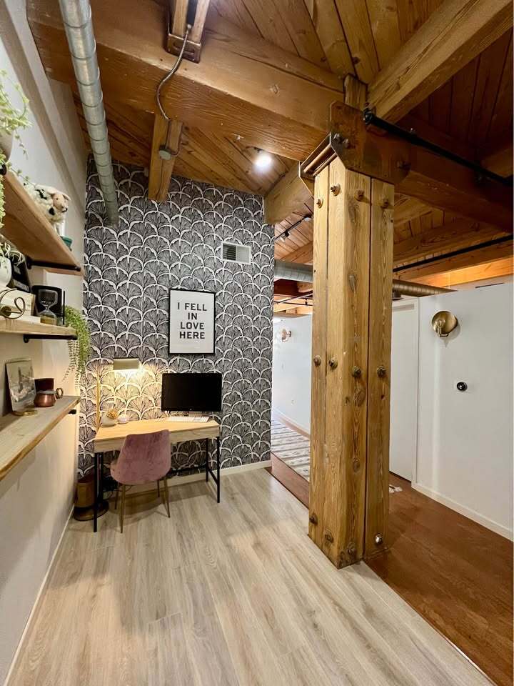 Front office. - 234 E Reservoir Ave