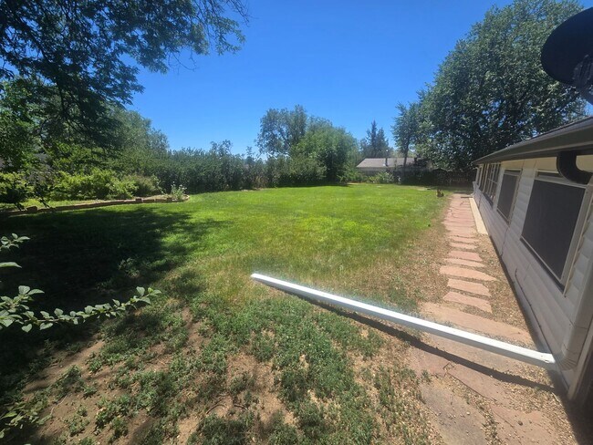 Building Photo - Rural 3 Bedroom Home in Fort Collins with Attached Garage and HUGE Yard Now Available! NO HOA!