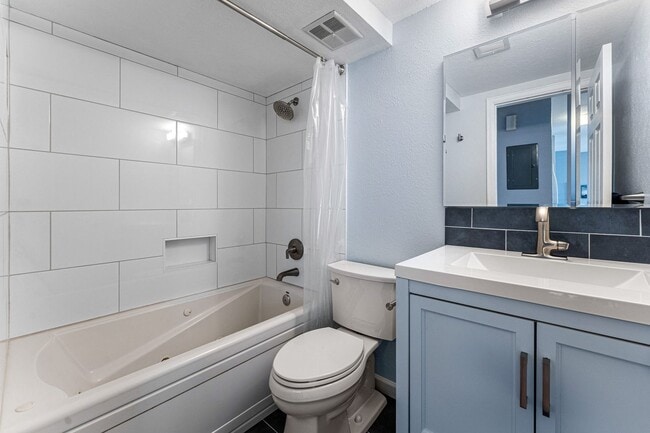 Building Photo - Updated 1 BDR with loft in Gunbarrel