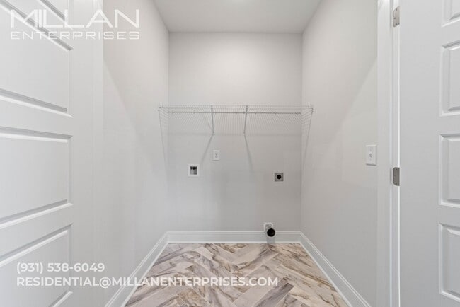 Building Photo - Spacious And Updated Home Featuring Open F...