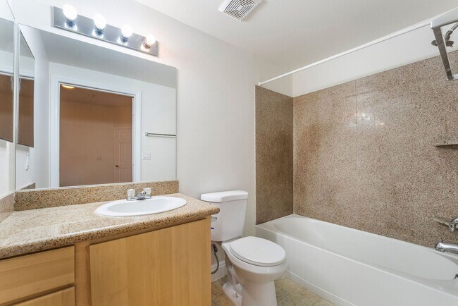 Building Photo - Move-in ready 2-bedroom 2-bath condo in th...