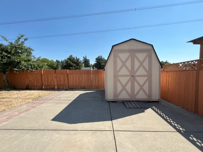 Building Photo - Spacious 4-Bedroom, 2.5-Bathroom Home with...