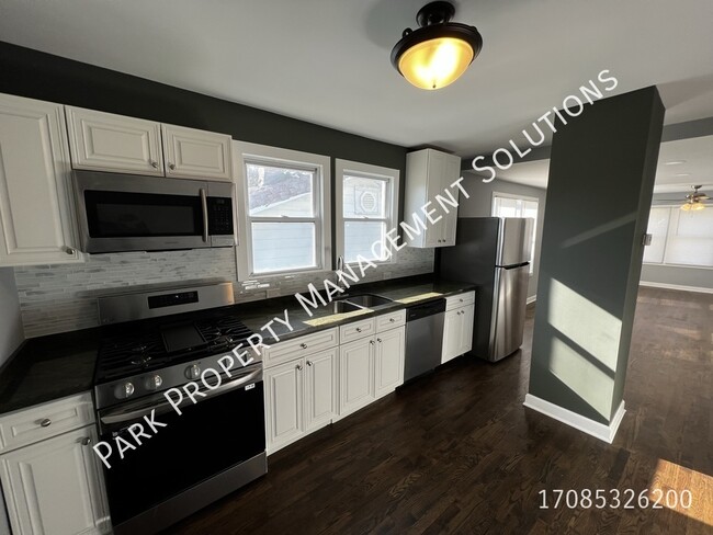 Building Photo - Oak Lawn - 3 Bedroom Single Family Home