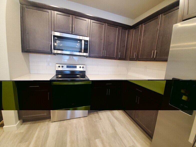 Building Photo - 2794 Barnstormer St