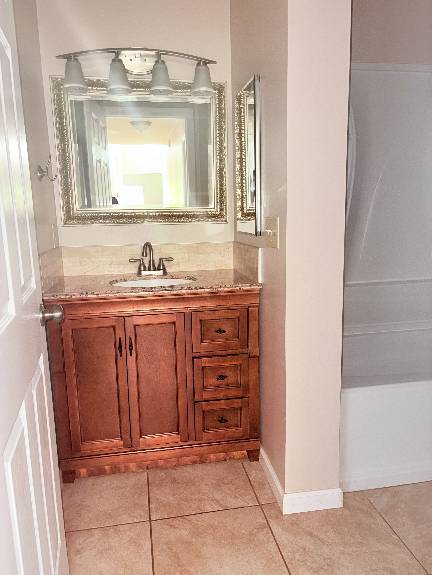 Building Photo - Beautiful Family Home in Nice Area!