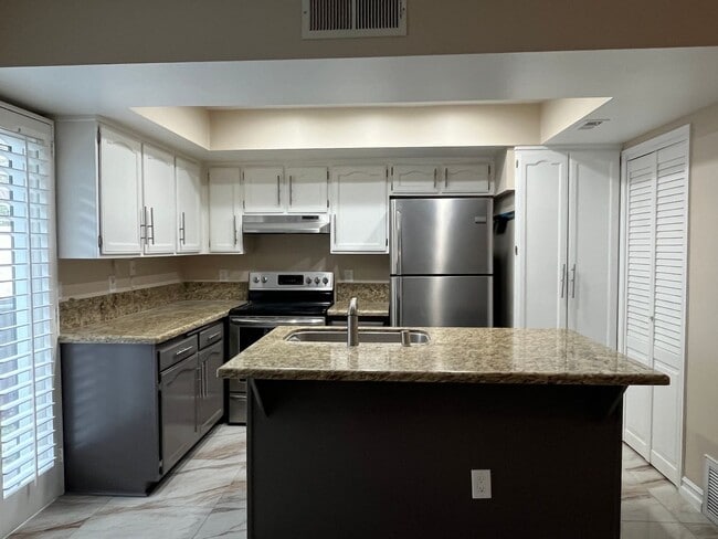 Building Photo - Spacious 3 Bedroom, 2.5 Bath Condo in a Beautiful Park-Like Community