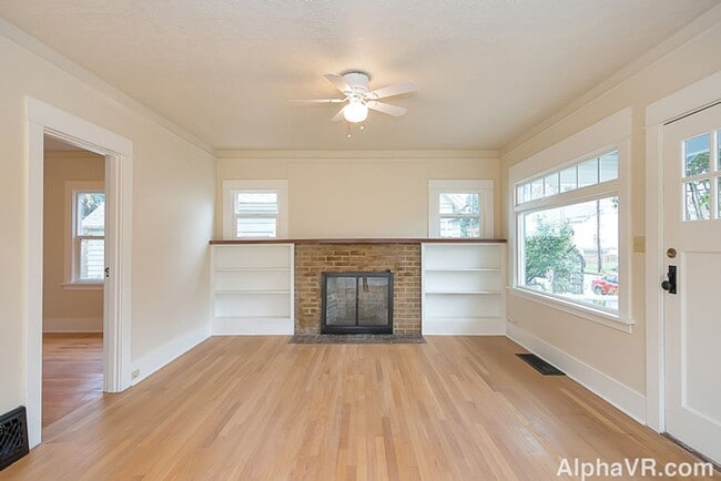 Building Photo - Stunning Main Floor Duplex in the Heart of...