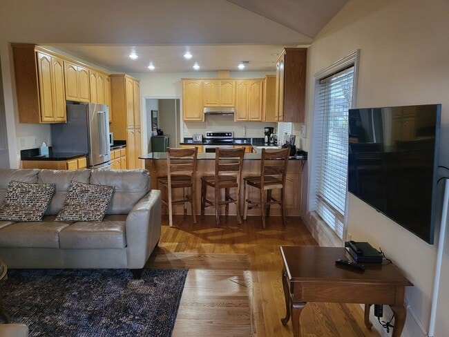 Building Photo - 5 bed 3 bath