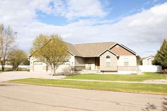 Primary Photo - Beautiful Custom Home For Rent In Rexburg!