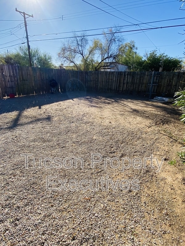 Building Photo - 2126 E Silver St