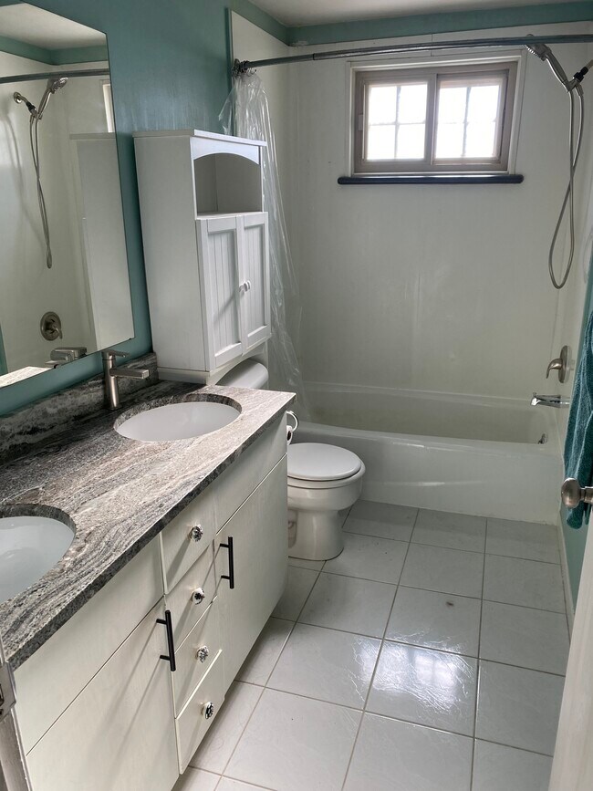 Upstairs Bathroom - 5065 Tubbs Rd