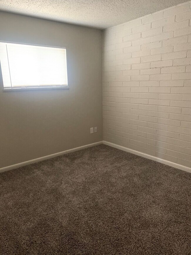 Building Photo - 3 bedroom, 1 bath- Duplex