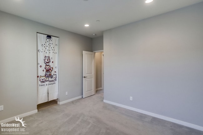 Building Photo - Stylish 3Bdm 3Ba Townhouse with Modern Upg...