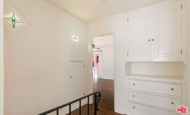 Building Photo - 466 S Beverwil Dr