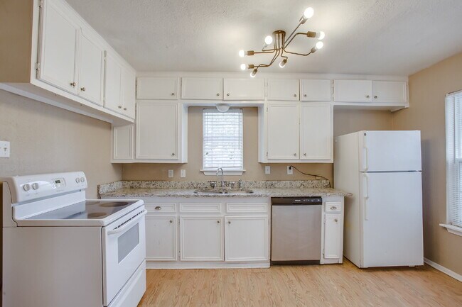 Building Photo - Large 4 bedroom in Tech Terrace ready to c...