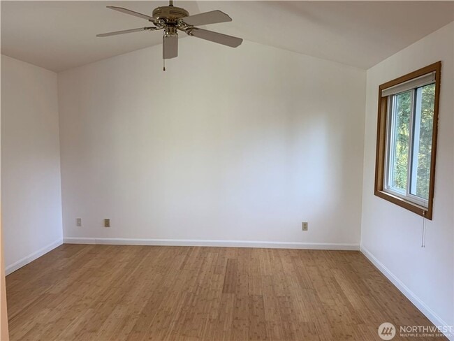 Building Photo - 4Bd/2.5Ba Sammamish Home