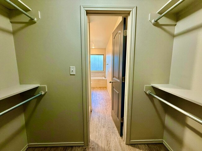 Building Photo - 909 Manchester Ct