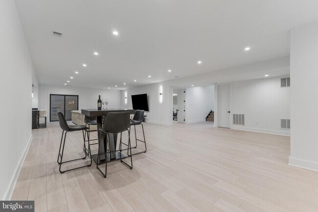 Building Photo - 1513 Oakview Dr