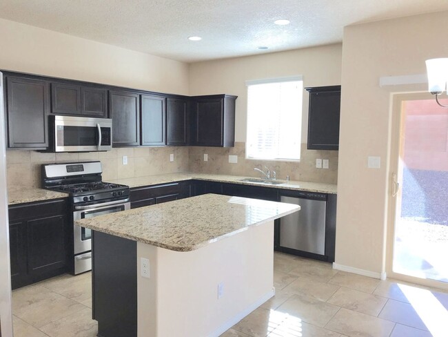 Building Photo - Spacious 4 bedroom Rio Rancho home. Large ...