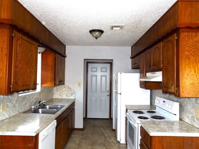 Building Photo - 407 SW Forest Pl