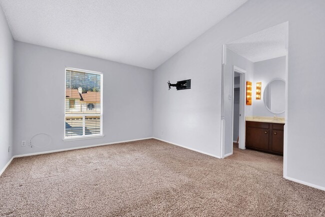 Building Photo - Move-In Ready 2-Bedroom Condo in Prime San Antonio Location